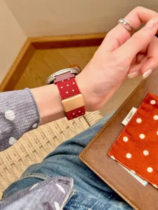 Detailansicht des roten Nylon-Uhrenarmbands mit weißen Sternen und sicherem Metallverschluss.