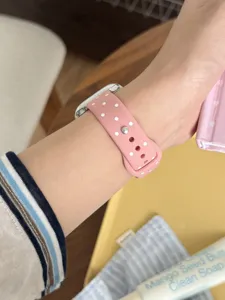 Correa de reloj de silicona con lunares rosas vista de cerca, material suave y cómodo.