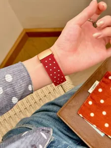 Rotes Sternen-Nylon-Uhrenarmband Detailansicht mit komfortablem Sitz und sicherem Metallverschluss.