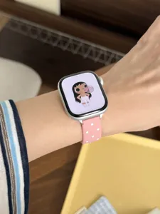 Correa de reloj de silicona con lunares rosas vista detallada de textura suave.