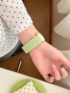Nahaufnahme des grünen Nylon-Uhrenarmbands mit Sternenmuster, bequemes Ersatzarmband.