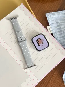 Correa de reloj de silicona de lunares gris compatible con Apple Watch, detalle de banda deportiva.