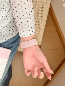 Rosa Nylon Uhrenarmband kompatibel mit Smartwatch, mit süßem weißen Sternenmuster.