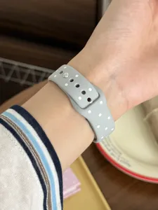 Correa de reloj de silicona gris con lunares blancos, repuesto elegante para relojes.