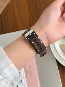 Cinturino per orologio in silicone TPU a pois marrone vista dettaglio indossato Apple Watch