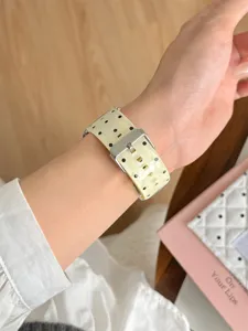Vista di dettaglio ravvicinata del cinturino per orologio in silicone a pois gel, al polso.