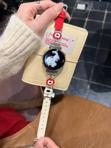 Detailansicht des Echtleder-Uhrenarmbands mit niedlichen Hunde-Metallanhängern für Smartwatch.