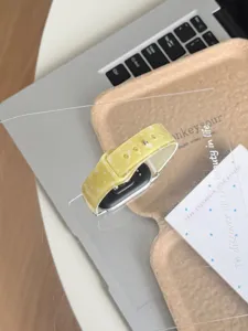 Κίτρινη λουρί σιλικόνης για smartwatch με αστέρια, κομψός σχεδιασμός για καθημερινή χρήση.