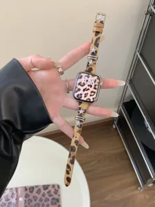 Dettaglio cinturino per orologio in cavallino leopardato, borchie a stella e fibbia in argento.
