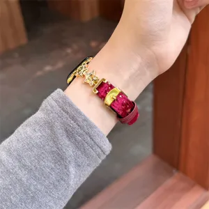 Détail du bracelet de montre en velours rouge avec étoile dorée, bracelet de rechange.