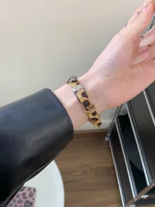 Cinturino per orologio sottile in cavallino leopardato con ciondolo a stella chic.