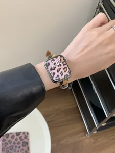 Vista dettagliata del cinturino per orologio leopardato in pelo sottile, accessorio elegante