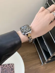 Cinturino sottile in pelo di mucca stampa leopardata con stella per Apple Watch.