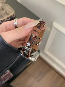 Cinturino sottile in cavallino con stampa leopardata e stelle in metallo per smartwatch