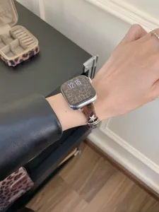 Cinturino per Apple Watch leopardato in cavallino, vista dettagliata indossato al polso.