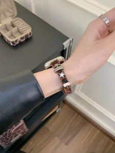 Cinturino per orologio sottile in pelo di cavallo leopardato con stelle compatibile Apple Watch 10 9 8 7 SE