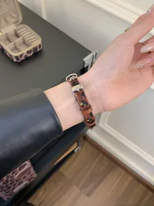 Cinturino per orologio in cavallino leopardato con ciondolo a stella per Apple Watch.