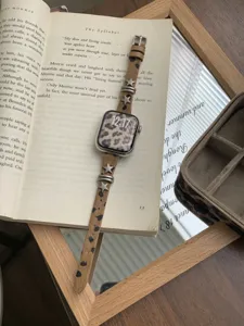 Cinturino per orologio sottile in pelo di cavallo leopardato con stelle per Apple Watch.