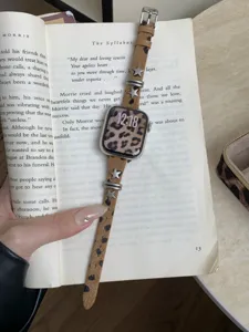 Dettaglio cinturino per orologio leopardato in pelo di vitello con stelle, elegante.