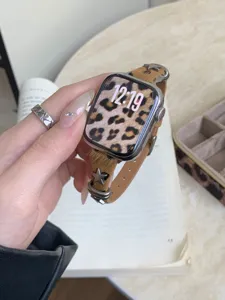 Vista dettagliata del cinturino leopardato in pelo con stelle per Apple Watch serie.