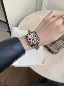 Vista dettagliata del cinturino per orologio leopardato in pelo di vitello per Apple Watch.