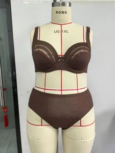 Detailansicht des braunen Plus-Size BH- und Slip-Sets mit atmungsaktivem Mesh-Gewebe.