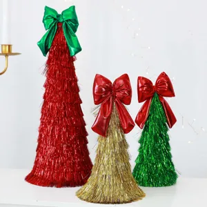 Glänzender Lametta-Weihnachtsbaum mit großer Schleife, ideal für festliche Tischdekoration.