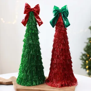 Detailansicht des Lametta-Weihnachtsbaums mit Schleife, ideal für festliche Schaufenster.