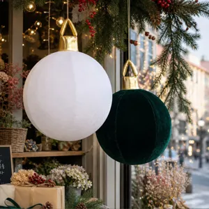 Samt aufblasbare Weihnachtskugel Ornamente, große Hängekugeln für die Feiertagsdekoration.