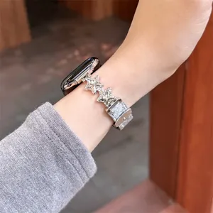 Vue détaillée du bracelet étoile en métal et peluche, lanière élégante pour Apple Watch.