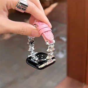 Vue détaillée du bracelet de montre en peluche rose et métal étoile, compatible Apple Watch.