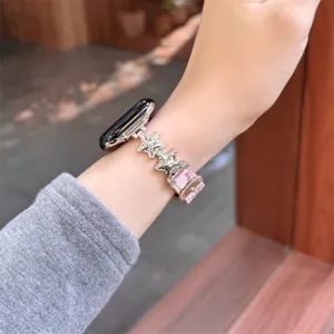 Bracelet de montre intelligent élégant en métal étoilé et velours rose pour Apple Watch.