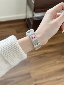 Gedetailleerd overzicht van geweven nylon smartwatch-bandje met postzegelprint op pols.