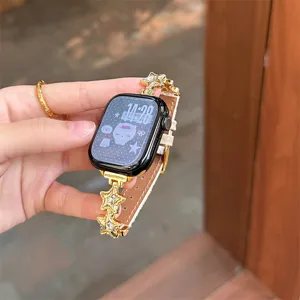 Bracelet de montre en métal doré avec étoiles élégant compatible avec Apple Watch chic.