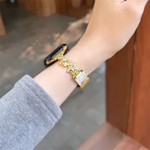 Gros plan détaillé d'un élégant bracelet de rechange en métal doré et peluche pour Apple Watch.