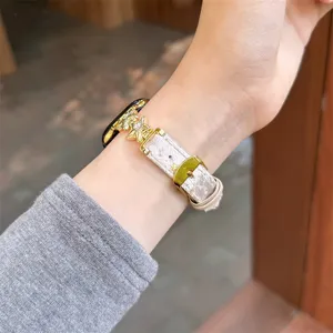 Bracelet en velours de rechange avec connecteur étoile dorée et boucle pour Apple Watch, détail.