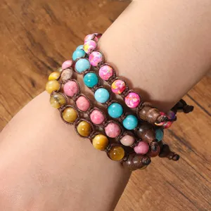 Gros plan detaille du bracelet en pierre naturelle tresse multicouche avec des perles en oeil.