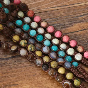 Bracelet en perles de pierres naturelles avec agate œil de tigre et pendentif gourde vue de detail.