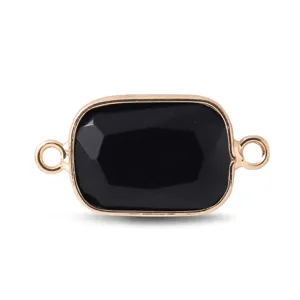 Gros plan détaillé du connecteur en pierre noire rectangulaire bordée d'or à doubles anneaux.