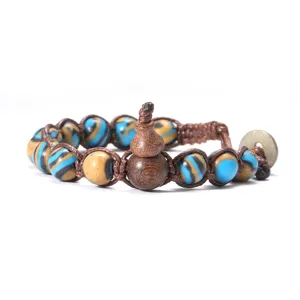 Bracelet en pierre naturelle tressée avec pendentif gourde en bois vue détaillée.