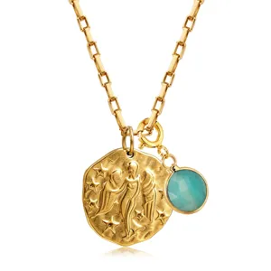 Gros plan détaillé du collier zodiaque en acier inoxydable plaqué or avec pendentif pierre bleue.
