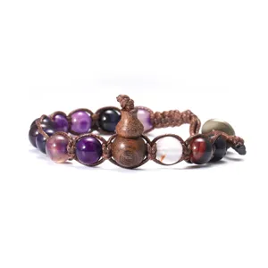 Gros plan détaillé du bracelet de perles en pierre naturelle agate œil de tigre gourde bois.