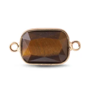 Gros plan détaillé du connecteur en pierre naturelle rectangulaire avec doubles anneaux pour bijoux.