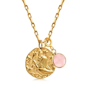 Gros plan détaillé du collier pendentif pièce de monnaie zodiaque lion avec pierre rose.