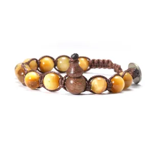 Gros plan détaillé du bracelet en perles de pierre d'œil de tigre naturelle avec pendentif gourde.