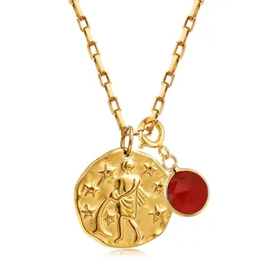 Collier pendentif monnaie zodiaque acier inoxydable plaque or 18k avec pierre rouge vue de detail