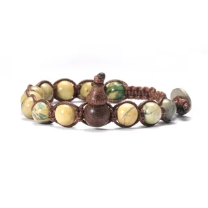Bracelet en perles de pierre naturelle avec pendentif gourde en bois, détail cordon.