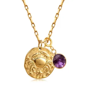 Vue détaillée du collier pendentif pièce zodiaque Cancer en acier inoxydable plaqué or.