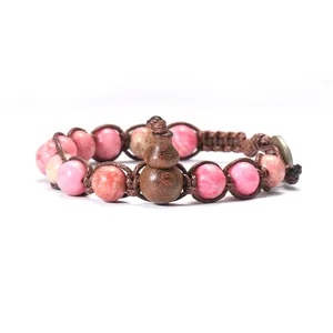 Vue de detail du bracelet en perles de pierre naturelle avec pendentif gourde et cordon.