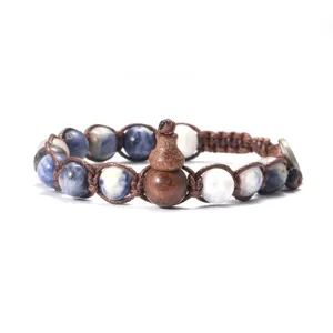 Vue de détail du bracelet tressé en pierre naturelle et gourde en bois pour femmes.